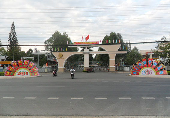 Lối vào Trung tâm hành chính huyện Tân Phú được trang trí dòng chữ chúc mừng năm mới, Mừng Đảng mừng xuân trên chiếc quạt cách điệu.