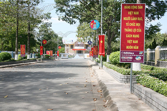 Khẩu hiệu, cờ hoa được trang trí trên nhiều tuyến đường tại huyện Định Quán.