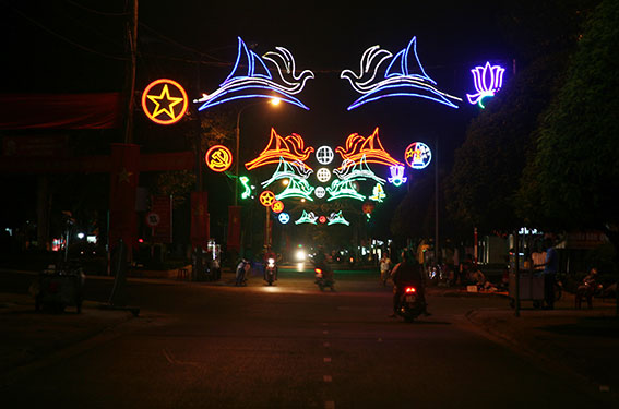 Hệ thống đèn nghệ thuật được trang trí tại Trung tâm hành chính huyện Định Quán.