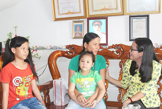 Chị Lê Thị Ngọc Loan (bìa phải), Chủ tịch Hội Liên hiệp phụ nữ tỉnh thăm, động viên 3 mẹ con chị Lê Thị Huệ trước thềm Tết Nguyên đán
