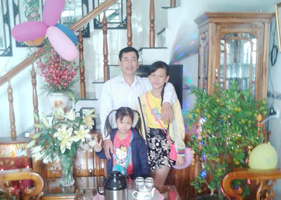 Anh Nguyễn Văn Sáu chụp hình cùng 2 cô con gái xinh xắn sáng ngày mồng 1 Tết (ảnh: nguồn facebook)