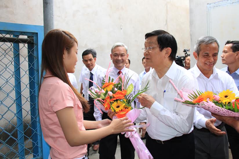 Công nhân tặng hoa chào đón Chủ tịch nước tới thăm