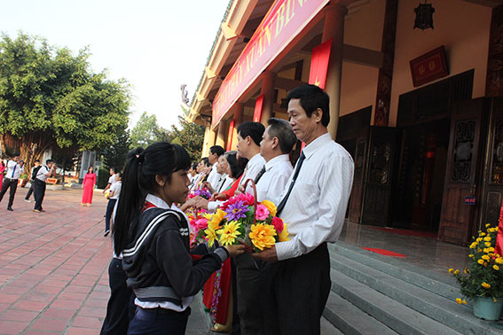 Các em học sinh tặng hoa bày tỏ lòng thành kính, tri ân các thầy cô giáo.