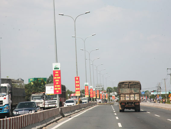 Đông phương tiện di chuyển theo hướng TP.Biên Hòa đi Vũng Tàu trên Quốc lộ 51 đoạn qua xã An Phước, huyện Long Thành.