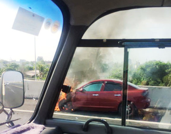  Chiếc xe ô tô bị bốc cháy trên tuyến cao tốc TP.Hồ Chí Minh - Long Thành - Dầu Giây (ảnh Thành Trần).