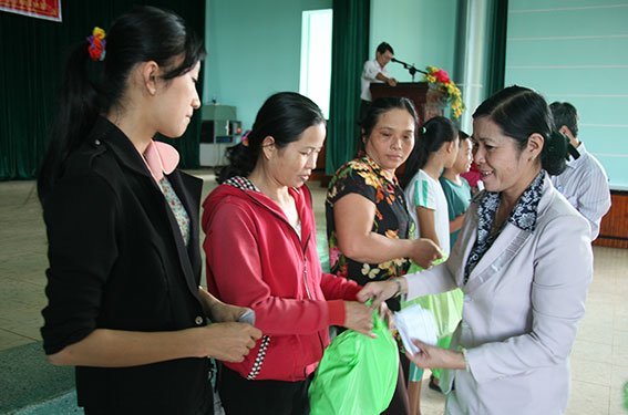 Chủ tịch Ủy ban MTTQ huyện Cẩm Mỹ Hà Thị Thanh trao quà tết cho người nghèo trong huyện.