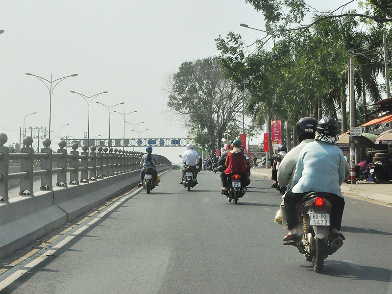 Quốc lộ 1 đoạn vừa qua hầm chui Tam Hiệp, hướng về cầu Đồng Nai, khá ít xe.