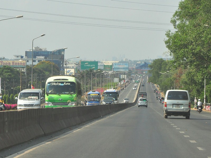 Quốc lộ hướng về cầu Đồng Nai thông thoáng.