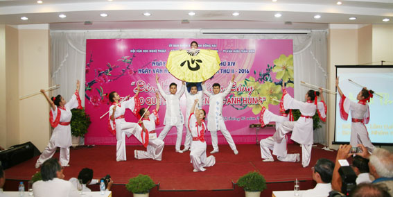 Tiết mục ngâm thơ và múa minh họa do ca sĩ, diễn viên Nhà hát Nghệ thuật truyền thống Đồng Nai biểu diễn.