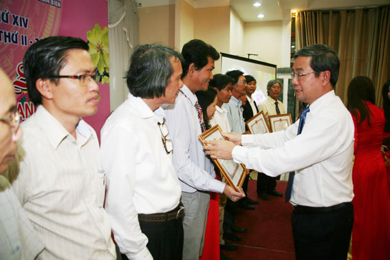 Đồng chí Nguyễn Quốc Hùng, Phó chủ tịch UBND tỉnh trao Bằng khen của UBND tỉnh cho các cá nhân Hội Văn học nghệ thuật tỉnh