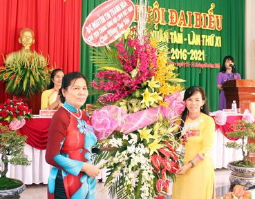Chủ tịch Trung ương Hội Liên hiệp phụ nữ Việt Nam Nguyễn Thị Thanh Hòa (trái) tặng hoa chúc mừng đại hội.