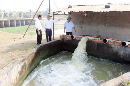 Tuy nguồn nước cạn hơn nhiều so với mọi năm nhưng đập thủy lợi Đồng Hiệp (huyện Tân Phú) vẫn đảm bảo đủ nguồn nước tưới.