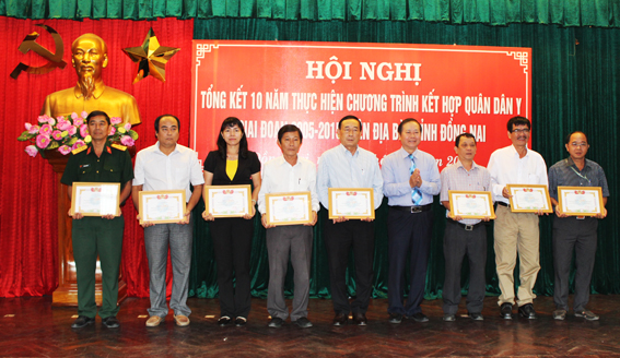  Giám đốc Sở Y tế Huỳnh Minh Hoàn (thứ 4 từ phải qua) tặng bằng khen của UBND tỉnh cho các cá nhân có thành tích xuất sắc trong công tác kết hợp quân dân y trong thời gian qua. Ảnh: Đặng Ngọc.
