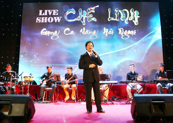 Danh ca Chế Linh biểu diễn trên sân khấu...