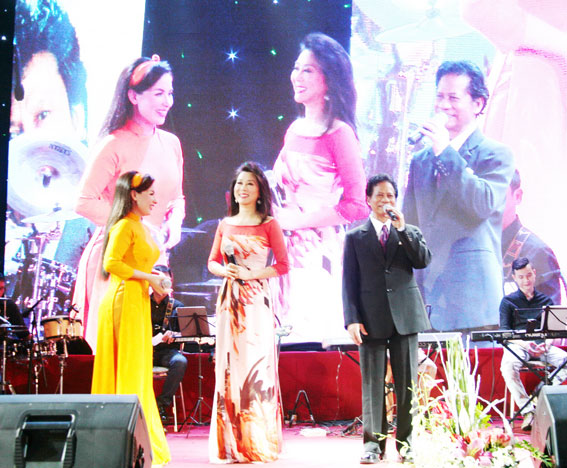 Ca sĩ Phi Nhung, MC Nguyễn Cao Kỳ Duyên và danh ca Chế Linh trên sân khấu.