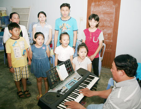 Rất đông học viên với đủ thành phần lứa tuổi đang luyện thanh tại một lớp học thanh nhạc tại TX.Long Khánh.  Ảnh: S.THAO
