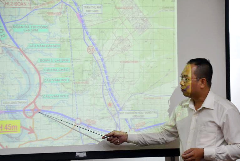 Đại diện Sở Giao thông vận tải trình bày hướng tuyến của hương lộ 2 thuộc địa phân TP.Biên Hòa