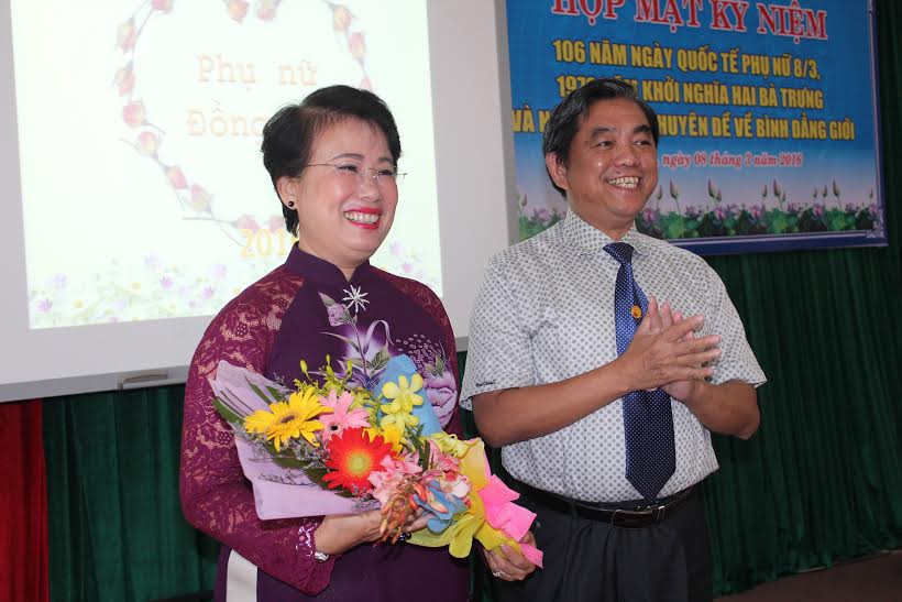 Đồng chí Huỳnh Văn Tới, Chủ tịch Ủy ban MTTQ tỉnh tặng hoa đồng chí Phan Thị Mỹ Thanh, Phó bí thư Tỉnh ủy