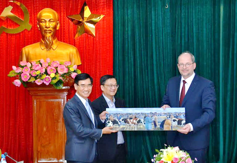 Ông Karel Loohuls, thị trưởng thành phố Hoogeveen tặng bức tranh cho lãnh đạo tỉnh nhân chuyến công tác tại Đồng Nai 