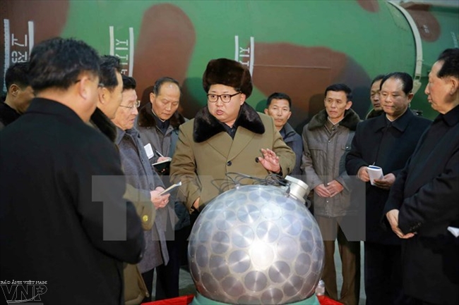 Nhà lãnh đạo Kim Jong-un gặp gỡ các nhà khoa học. (Nguồn: YONHAP/TTXVN)
