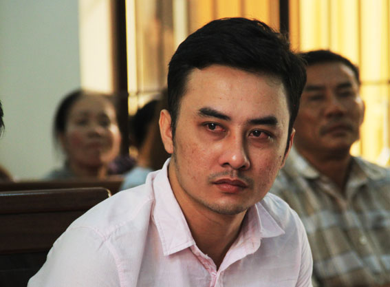 Bị cáo Phạm Hữu Phát dõi tìm người thân sau phiên tòa.