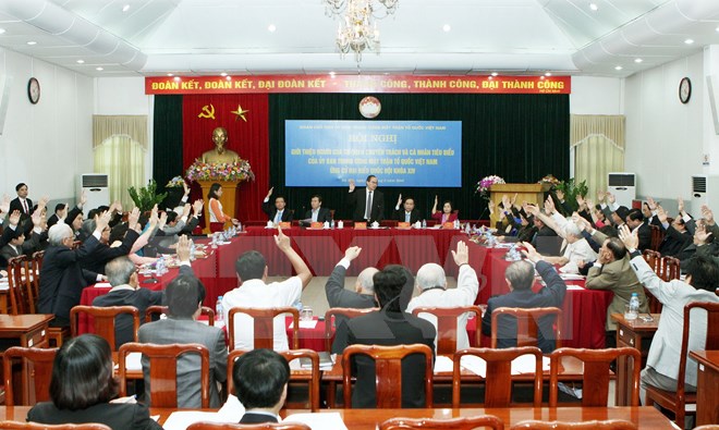 Các đại biểu biểu quyết thông qua đại biểu cơ quan chuyên trách và cá nhân tiêu biểu của Mặt trận ứng cử Đại biểu Quốc hội khoá XIV. (Ảnh: Nguyễn Dân/TTXVN)
