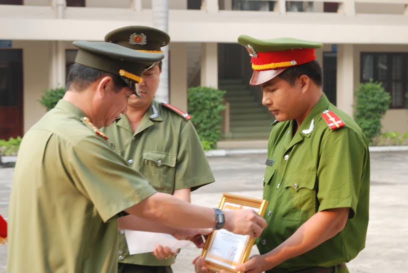 Đại tá Huỳnh Tiến Mạnh, UV BTỉnh uỷ, Giám đốc Công an tỉnh trao thưởng đơn vị phá án