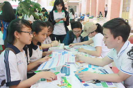 Học sinh các trường THPT nghe các sinh viên Trường đại học công nghệ thông tin (đại học quốc gia TP.Hồ Chí Minh) tư vấn tuyển sinh vào sáng 13-3 tại Trường THPT Ngô Quyền.  Ảnh: H.DUNG