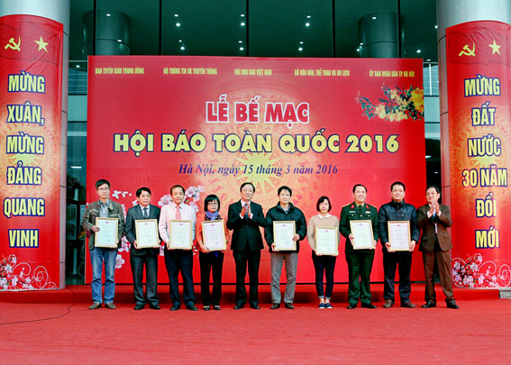 Tổng biên tập Báo Đồng Nai Trần Huy Thanh (thứ ba từ trái sang) nhận giải tại Hội báo toàn quốc. Ảnh: Sơn Hải