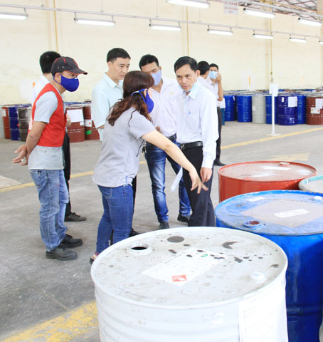 Kiểm tra việc bảo quản hóa chất tại Công ty Sal Lim Furniture (Khu công nghiệp Bàu Xéo, huyện Trảng Bom). Ảnh: C.Nghĩa
