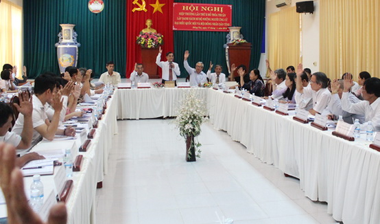Các đại biểu biểu quyết thông qua biên bản và danh sách sơ bộ của những người ứng cử đại biểu Quốc hội tỉnh