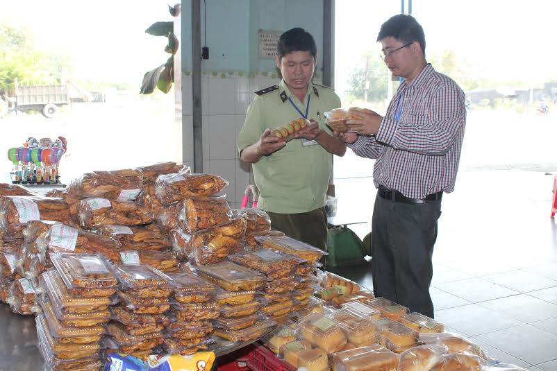 Đoàn kiểm tra liên ngành về an toàn thực phẩm của tỉnh kiểm tra chất lượng thực phẩm tại một cơ sở kinh doanh ở huyện Xuân Lộc
