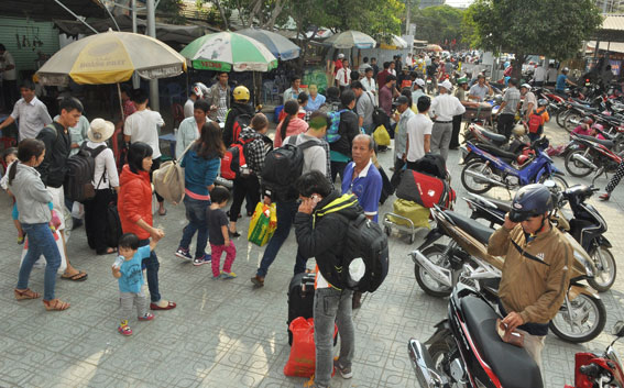Khu vực sân ga tập trung đông người dân trở lại sau nghỉ tết.