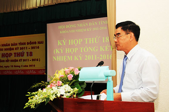 Phó chủ tịch UBND tỉnh Trần Văn Vĩnh trình bày báo cáo tại kỳ họp. Ảnh: Huy Anh
