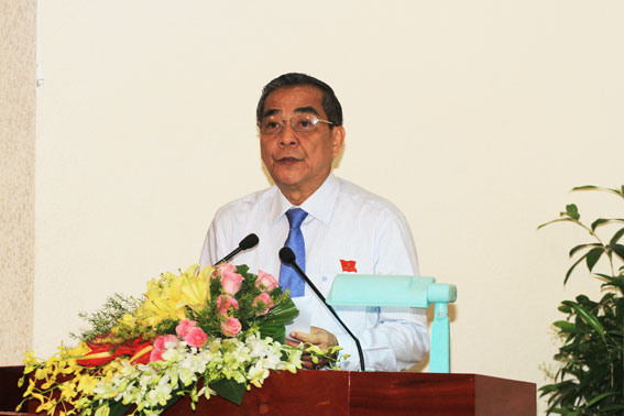 Đồng chí Trần Văn Tư, Phó Bí thư Thường trực Tỉnh ủy, Chủ tịch HĐND tỉnh phát biểu bế mạc kỳ họp.