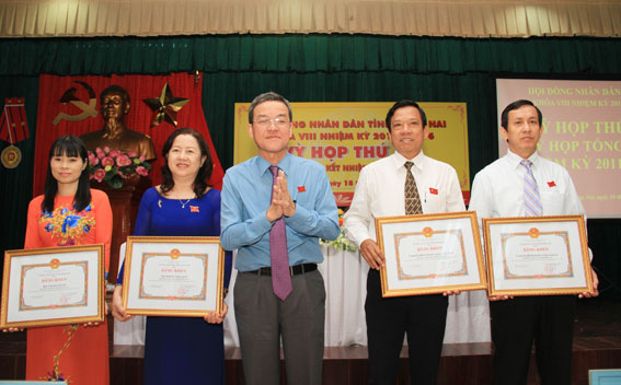 Đồng chí Đinh Quốc Thái, Phó bí thư Tỉnh ủy, Chủ tịch UBND tỉnh tặng Bằng khen của UBND tỉnh cho 4 tập thể.