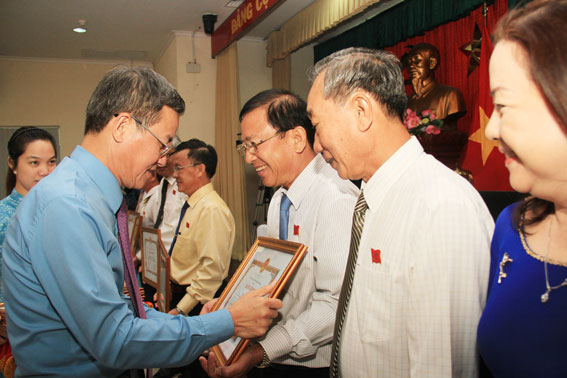 Đồng chí Đinh Quốc Thái, Phó bí thư Tỉnh ủy, Chủ tịch UBND tỉnh tặng Bằng khen của UBND tỉnh cho các cá nhân có thành tích xuất sắc trong hoạt động của HĐND tỉnh nhiệm kỳ 2011-2016