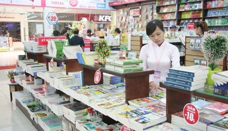 Sách giảm giá đang được trưng bày tại Nhà sách Fahasa Long Bình Tân chờ người đọc đến tìm mua.