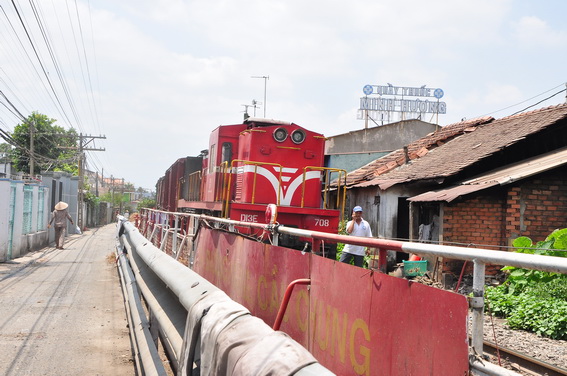 Đoàn tàu lửa bị  kẹt lại bên phường Bửu Hòa (tại giao lộ Nguyễn Tri Phương - Bùi Hữu Nghĩa)
