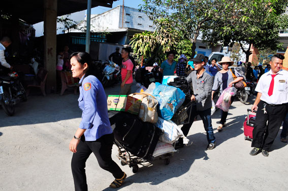 Nhân viên ga Biên Hòa hỗ trợ hành khách đưa hàng ra xe. Ảnh: Văn Chính