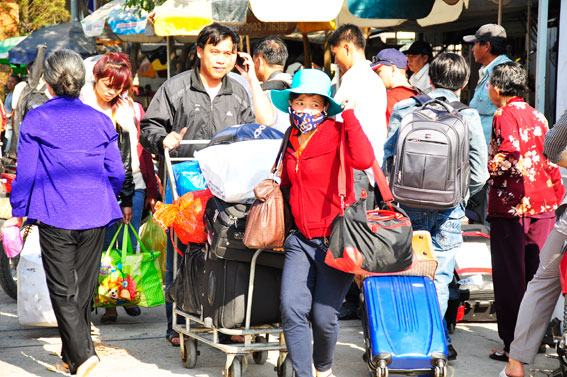 Hành khách xuống ga Biên Hòa để chuẩn bị lên xe khách về TP.Hồ Chí Minh. Ảnh: Văn Chính