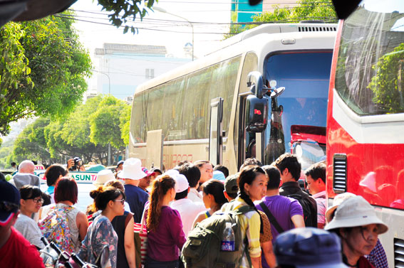 Hành khách di chuyển ra xe để về TP. Hồ Chí Minh