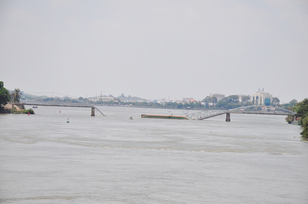 Cầu Ghềnh bắc qua sông Đồng Nai bị sà lan đâm sập 2 nhịp.