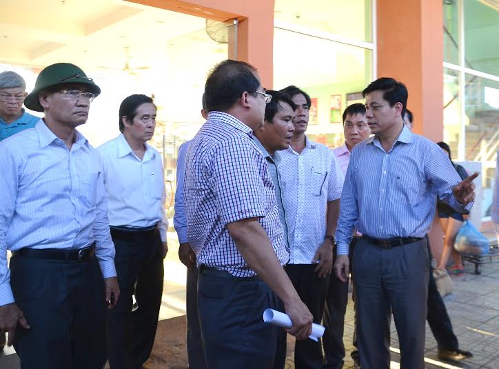 Thứ trưởng Bộ Giao thông - vận tải Nguyễn Ngọc Đông (bên phải) và Phó chủ tịch UBND tỉnh Trần Văn Vĩnh (bên trái)  kiểm tra tại ga Biên Hòa (K.Giới)