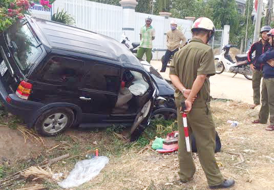 Hiện trường vụ tai nạn xe lao xuống hố ở Xuân Lộc chiều ngày 26-3.