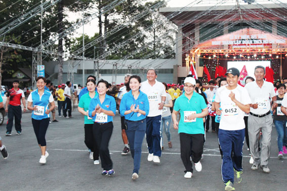 Các đại biểu, cán bộ, đoàn viên trong tỉnh tham gia chạy bộ hưởng ứng ngày chạy Olympic vì sức khỏe toàn dân. Ảnh: Nga Sơn.