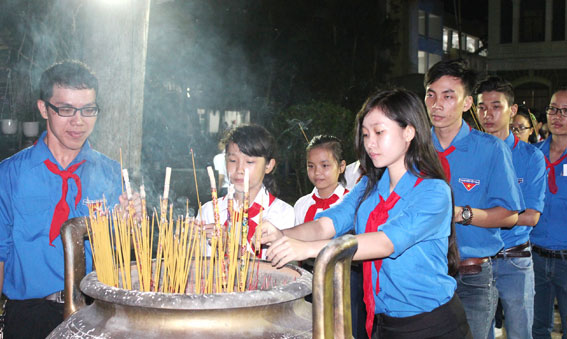 Đoàn viên, thanh thiếu nhi tham gia hội trại dâng hương tại tượng đài Võ Thị Sáu trong khuôn viên Nhà thiếu nhi tỉnh 