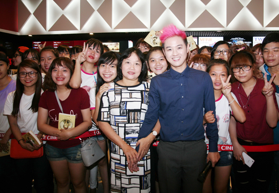 Nam ca sĩ Thanh Duy Idol và mẹ trong vòng tay người hâm mộ tại buổi ký tặng sách vào giao lưu cùng khán giả Đồng Nai vừa diễn ra vào chiều 27-3, tại Cụm rạp Lotte Cinema Vincom Biên Hòa.