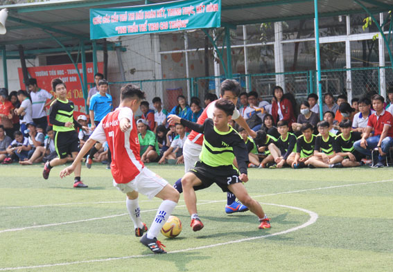 Trận đấu khai mạc giữa THCS Lê Quý Đôn (áo xanh) và THCS Nguyễn Văn Trỗi