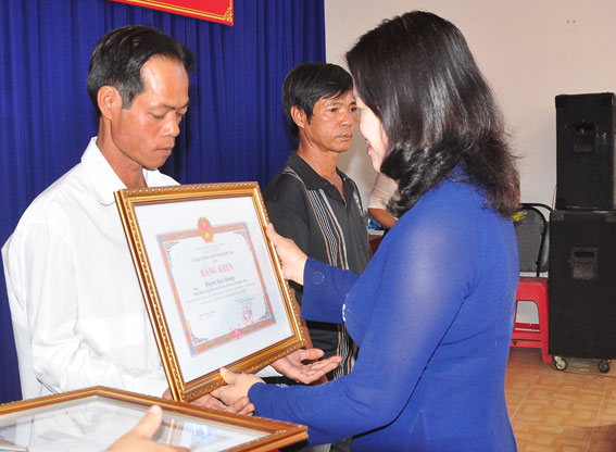 1)	Bà Nguyễn Hòa Hiệp, phó chủ tịch UBND tỉnh trao bằng khen cho các cá nhân báo thông tin vụ sập cầu Ghềnh (Ảnh: Đăng Tùng)